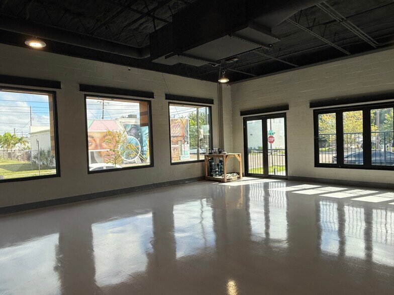 More Photos Of 2200 2nd Ave S, Saint Petersburg Flex For Lease