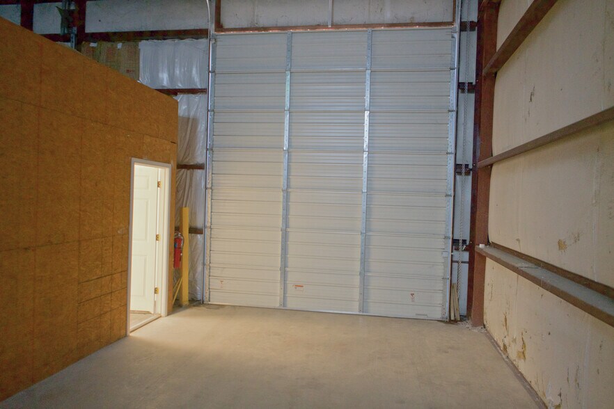 More Photos Of 11200-B Cox Rd, Conroe Warehouse For Lease