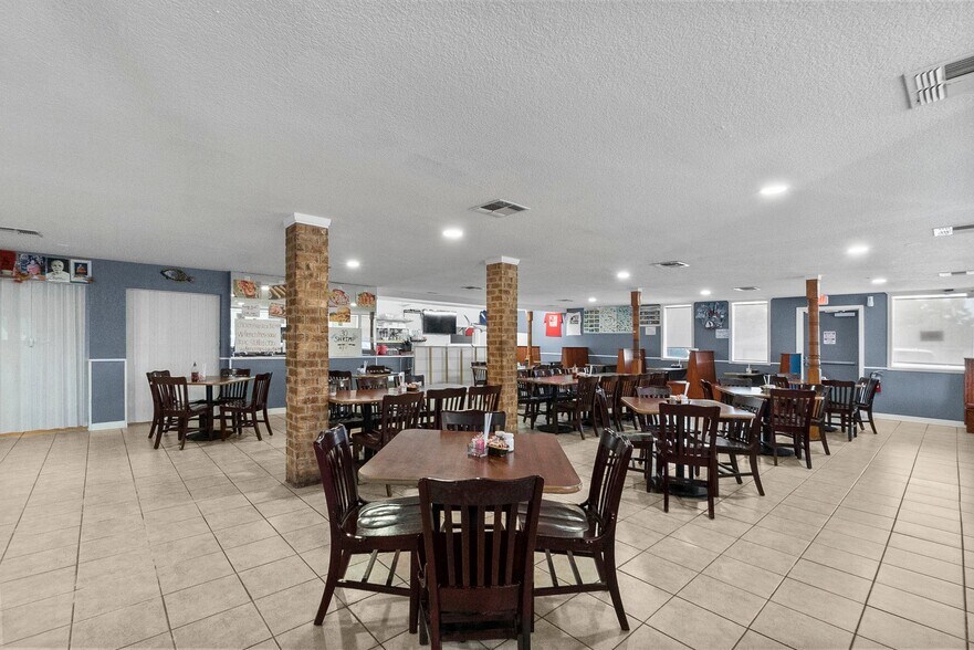 More Photos Of 1400 N Frazier St, Conroe Restaurant For Sale