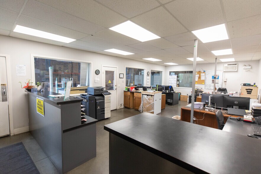 More Photos Of 8085 N Fraser Way, Burnaby Warehouse For Lease