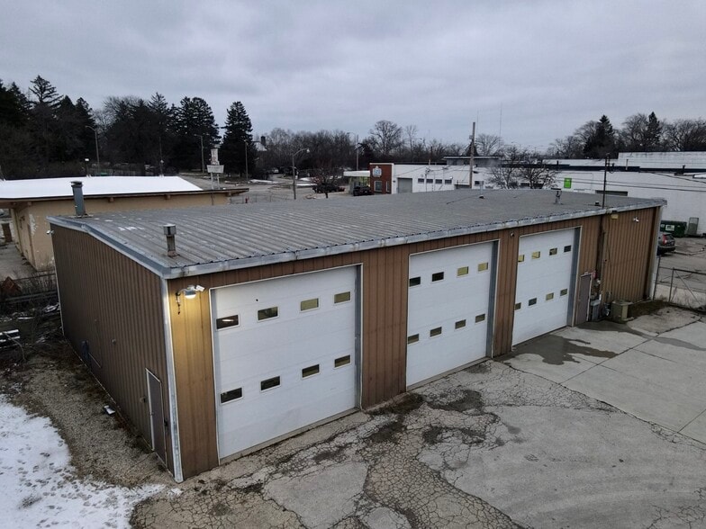 Primary Photo Of 3400 W Kiehnau Ave, Milwaukee Light Distribution For Lease