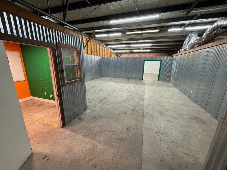 More Photos Of 9809 McCullough Ave, San Antonio Warehouse For Lease