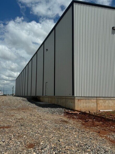 More Photos Of 2341 S Council Rd, Oklahoma City Warehouse For Lease