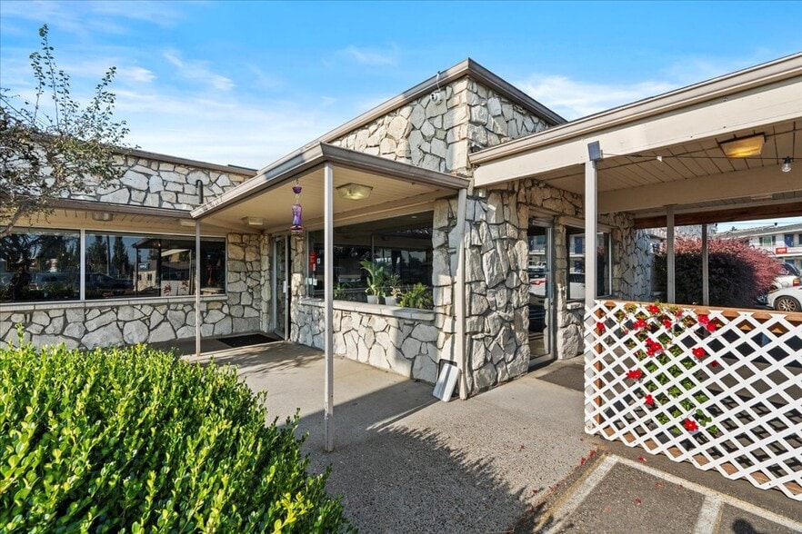 More Photos Of 535 S Columbia River Hwy, Saint Helens General Retail For Lease