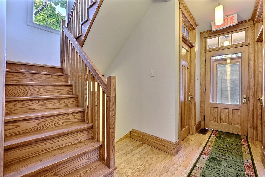 More Photos Of 510-512 Décarie Boul, Saint-Laurent Loft Creative Space For Sale