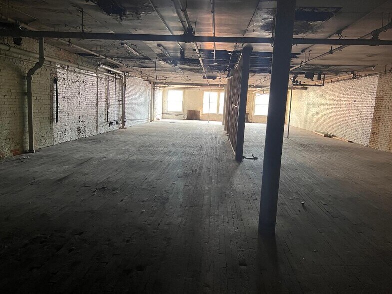 More Photos Of 922 4th Ave, Huntington Flex For Sale