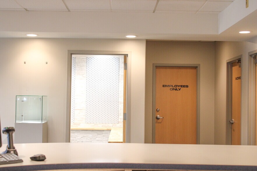 More Photos Of 4121 S 72nd Ave, Tulsa Service For Sale