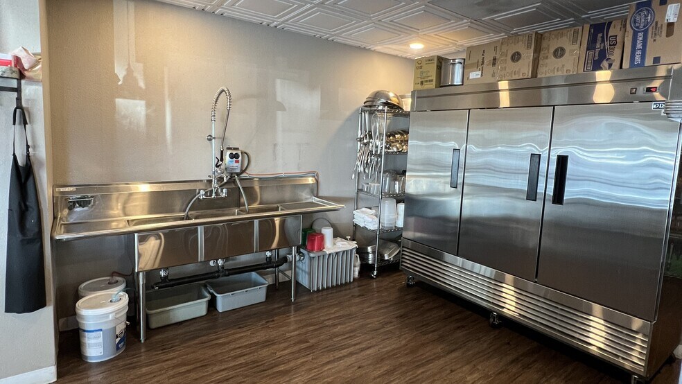 More Photos Of 711 Vandercook Way, Longview Storefront For Lease