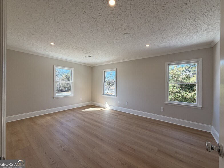More Photos Of 1165 Cedar Shoals Dr, Athens Loft Creative Space For Sale