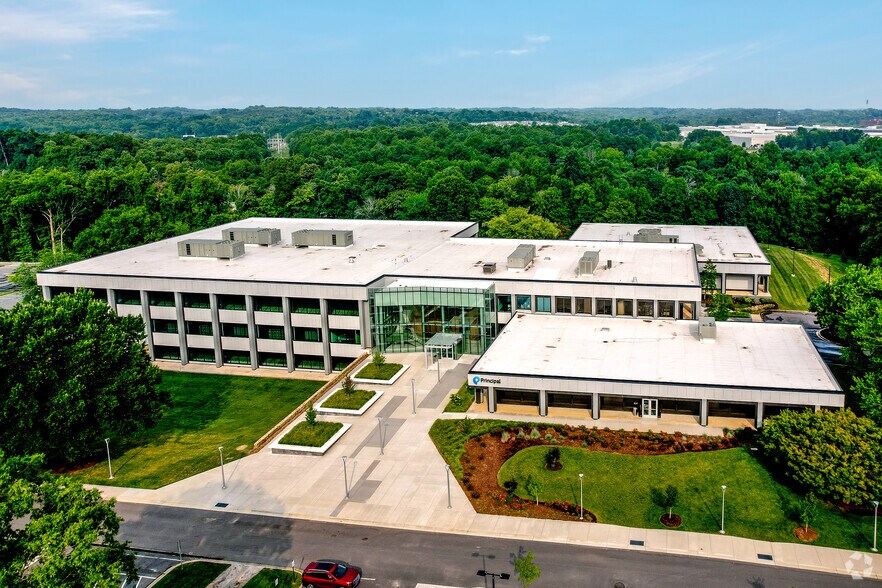 More Photos Of 401 McCullough Dr, Charlotte Office For Lease