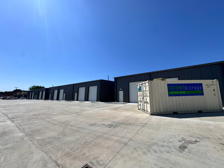 More Photos Of 14940 Beechnut st, Houston Unknown For Lease