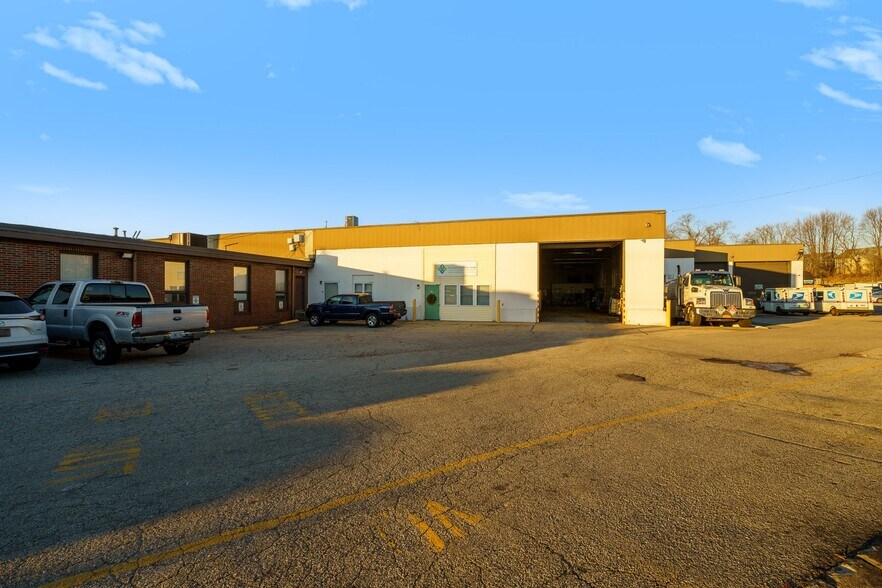 More Photos Of 840 Cumberland Hill Rd, Woonsocket Warehouse For Lease