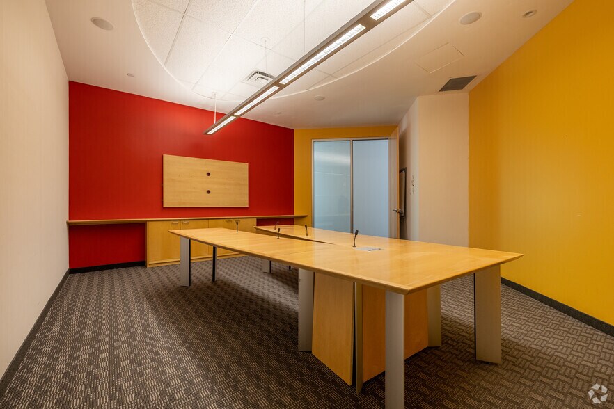 More Photos Of 2250 Boul Alfred-Nobel, Montréal Office For Lease