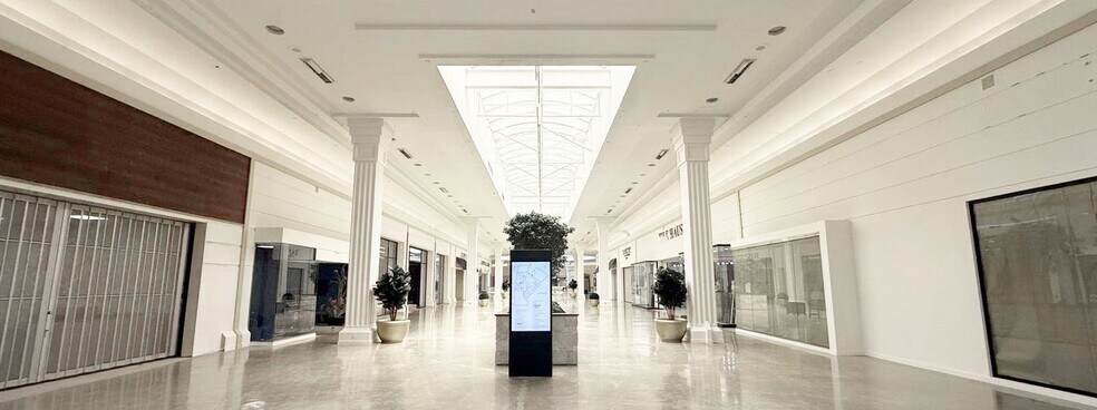 More Photos Of 2225 Erin Mills Pky, Mississauga Storefront For Lease