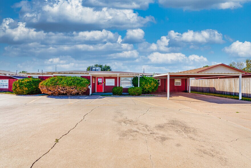 More Photos Of 1005 Austin St, Midland Storefront For Sale