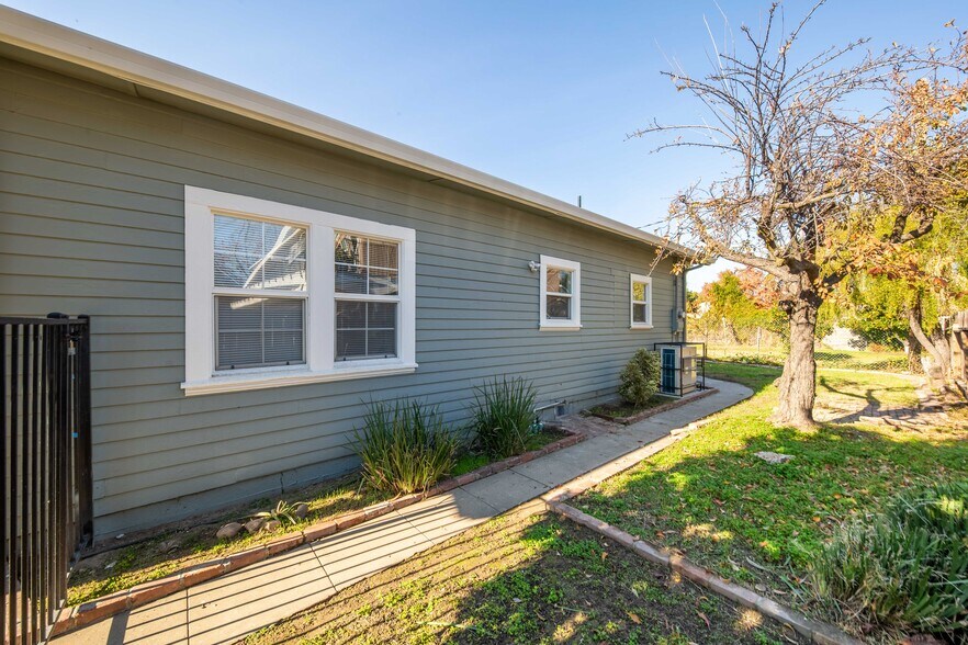 More Photos Of 115 E Walnut St, Lodi Freestanding For Sale