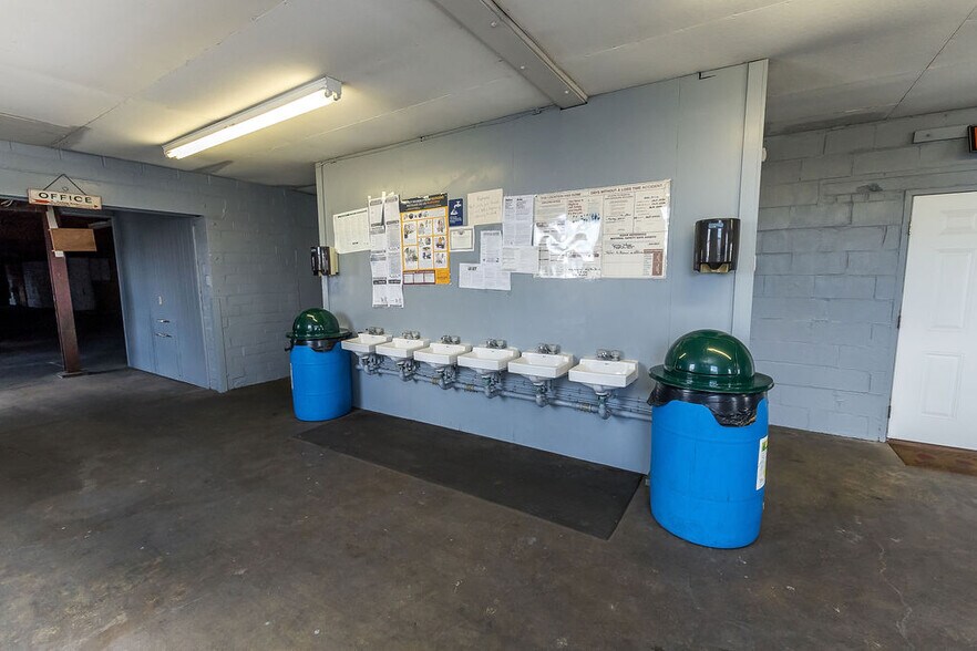 More Photos Of 196 Carlton Dr, Inwood Industrial For Sale