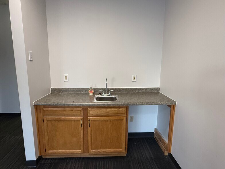 More Photos Of 2037 Grand Ave, West Des Moines Office For Lease