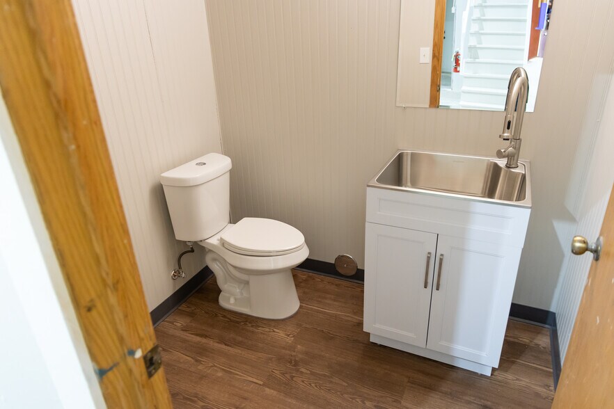 More Photos Of 1405 Lake Lansing Rd, Lansing Warehouse For Lease