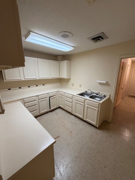 More Photos Of 5401 E 71st St, Tulsa Office For Lease