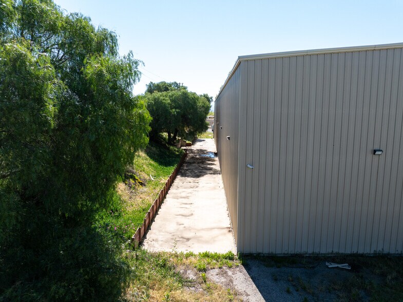 More Photos Of 151-161 Airport Rd, King City Warehouse For Lease