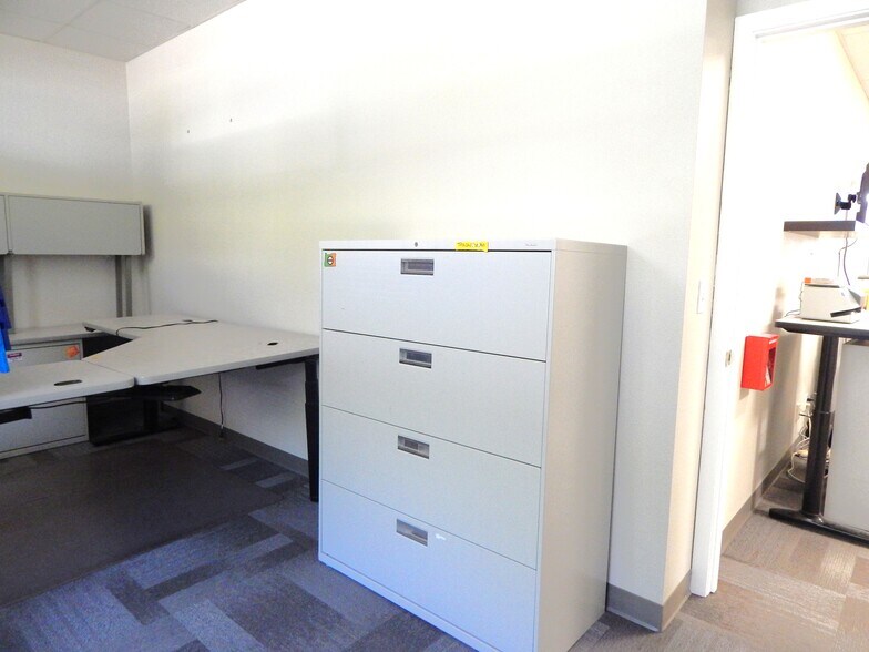 More Photos Of 2020-2040 NW Newcastle St, Roseburg Office For Lease