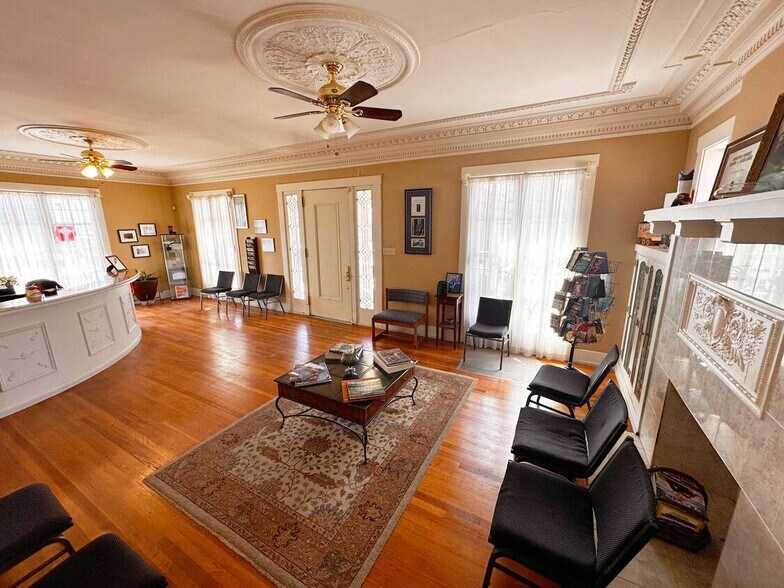 More Photos Of 1700 N Mesa St, El Paso Medical For Lease