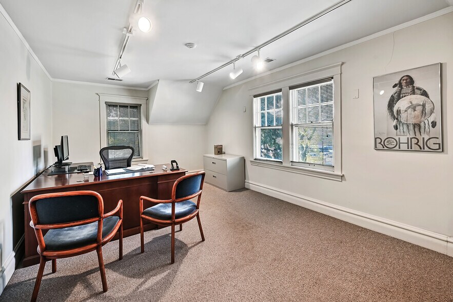 More Photos Of 15 N Lincoln St, Hinsdale Office For Sale