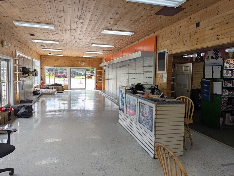 More Photos Of 14367 Lincoln Hwy, Everett General Retail For Sale