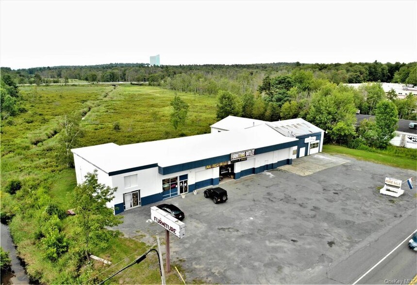 More Photos Of 186 E Broadway, Monticello Service For Sale