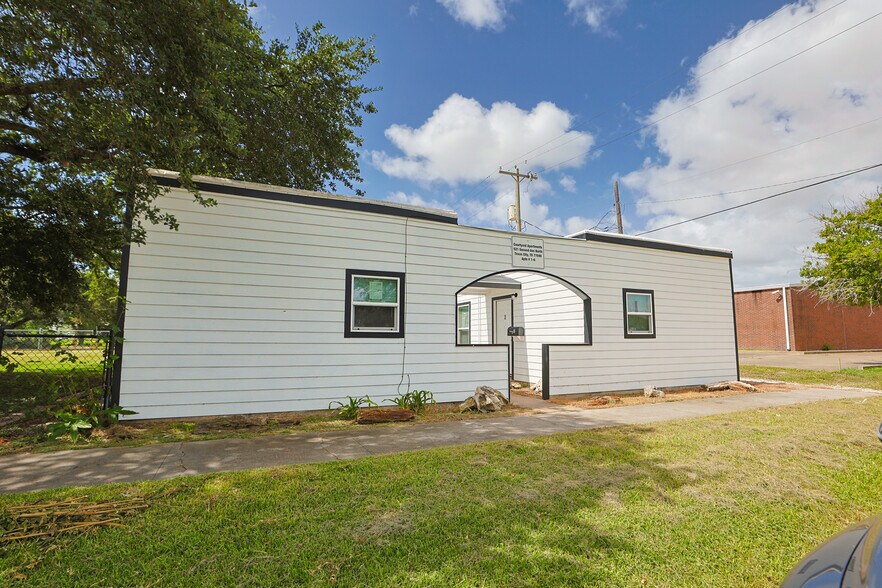 More Photos Of 521 2nd Ave N, Texas City Apartments For Sale