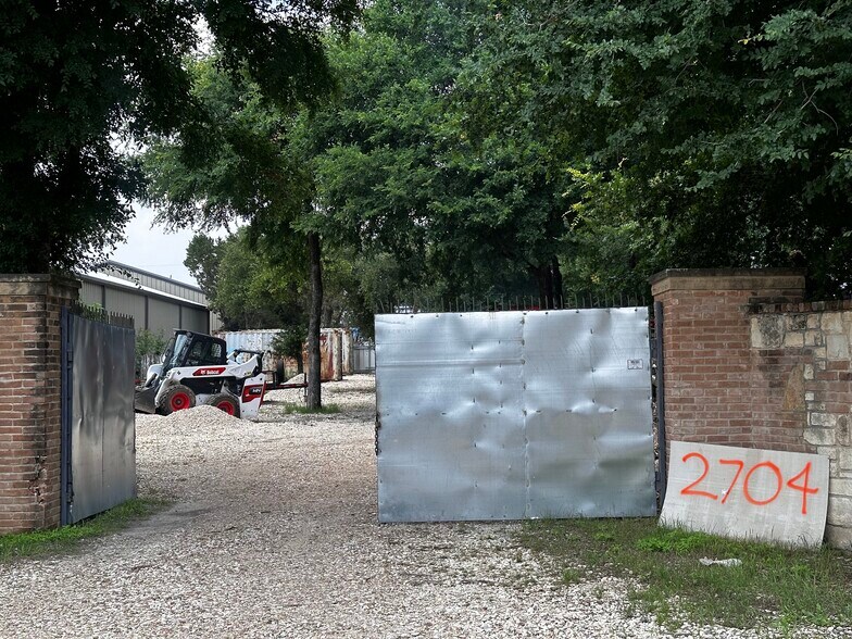 More Photos Of 2704 Gardenia Dr, Austin Land For Lease