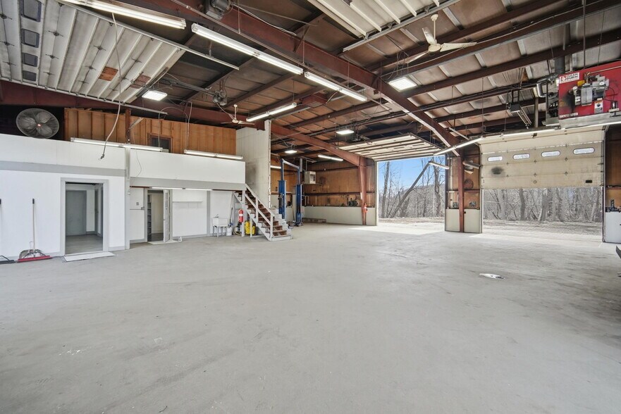More Photos Of 14 Easthampton Rd, Northampton Warehouse For Lease