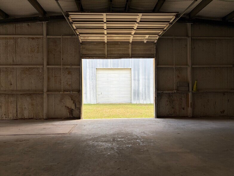 More Photos Of 803 E Mockingbird Ln, Victoria Industrial For Lease