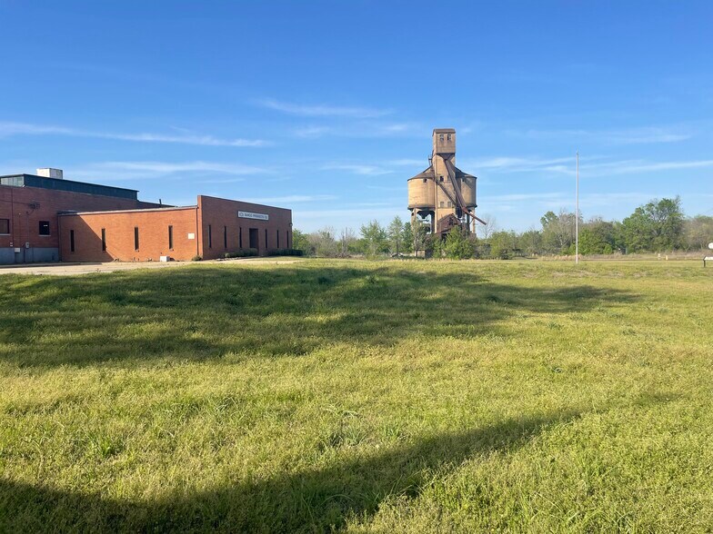 More Photos Of 1076 Gilmer St, Macon Office For Sale