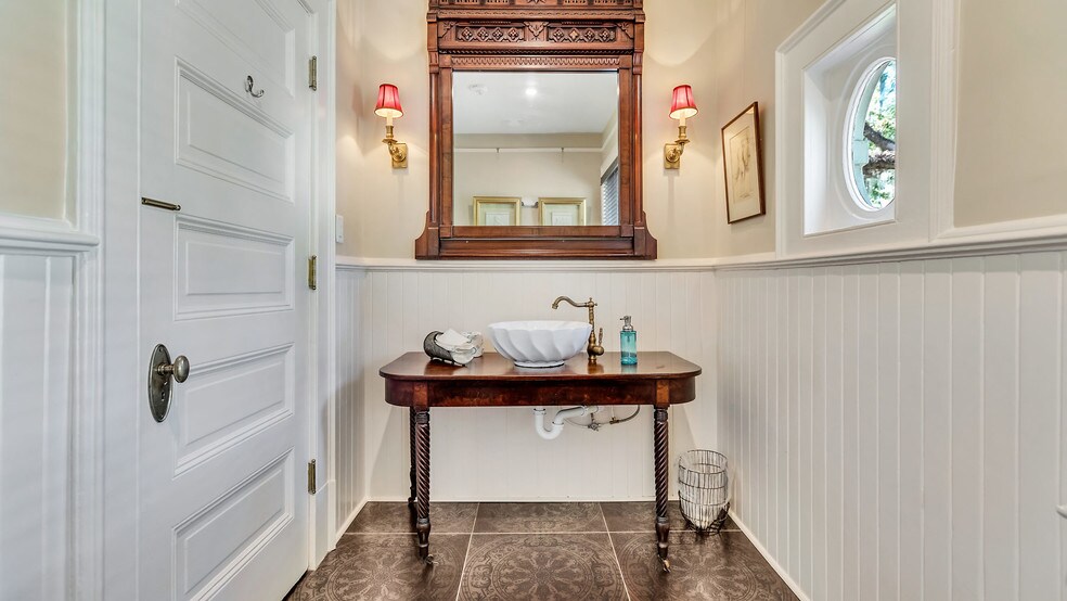 More Photos Of 119 E 37th St, Savannah Restaurant For Sale