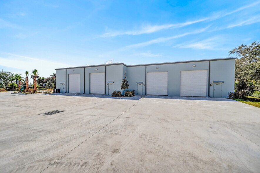 More Photos Of 3931 SE Commerce Ave, Stuart Warehouse For Lease