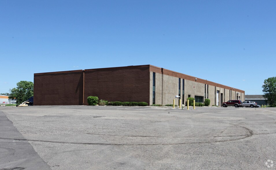 More Photos Of 9835-9941 13th Ave N, Plymouth Light Manufacturing For Lease