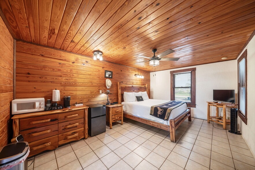 More Photos Of 1103 Maple St, Bandera Hotel For Sale