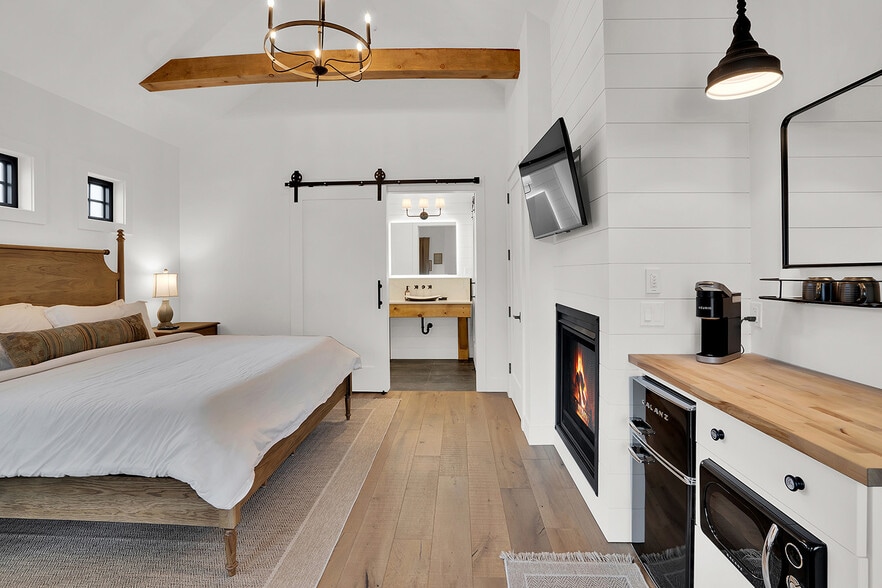 More Photos Of 560 E Main Ave, Sisters Hotel For Sale