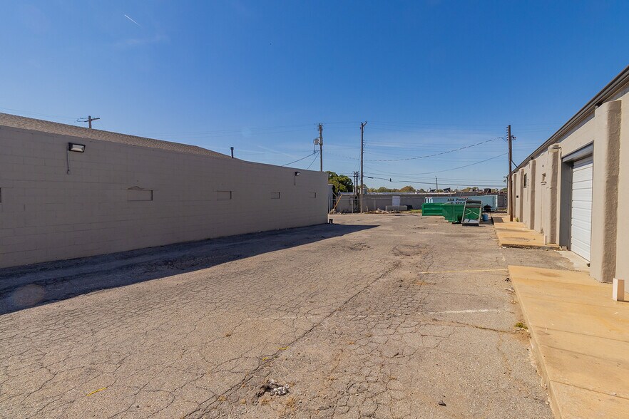 More Photos Of 1627 S Hillside St, Wichita Freestanding For Sale