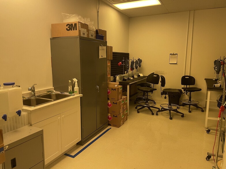 More Photos Of 2060 Walkley Rd, Ottawa Warehouse For Lease