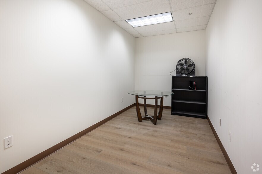 More Photos Of 61 Post, Irvine Flex For Sale
