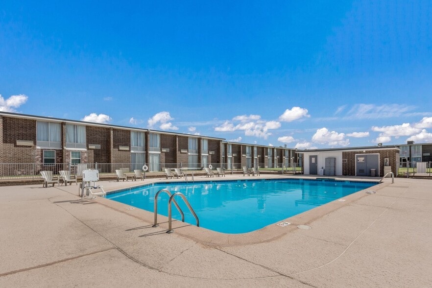 More Photos Of 2001 E Reno Ave, Oklahoma City Hotel For Sale