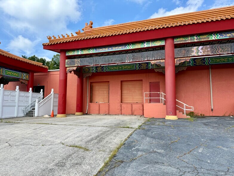 More Photos Of 320 E Commerce Ave, High Point Showroom For Sale