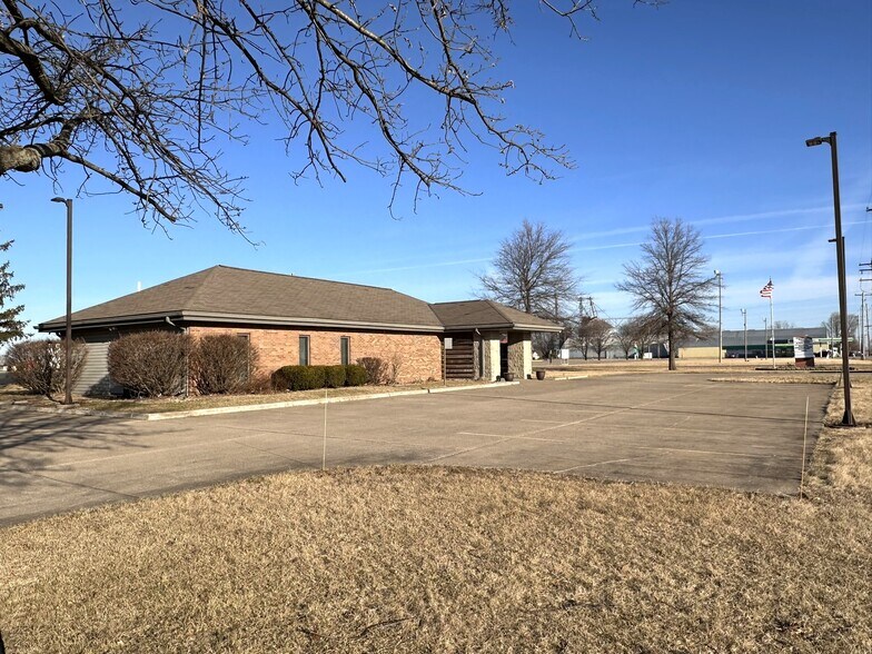 More Photos Of 220 SW 5th St, Woodhull Medical For Sale