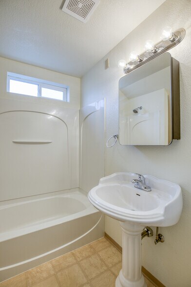 More Photos Of 208 N H St, Aberdeen Office For Sale