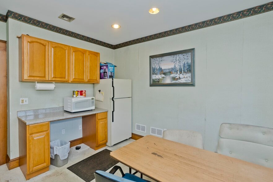 More Photos Of 16 Arthur St, Easthampton Warehouse For Sale