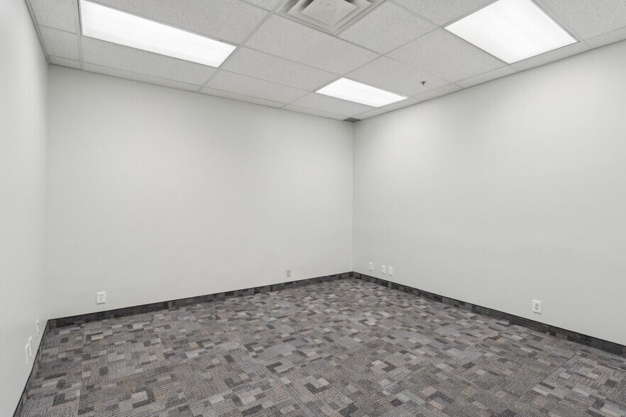 More Photos Of 4511 Glenmore Trl SE, Calgary Showroom For Sale