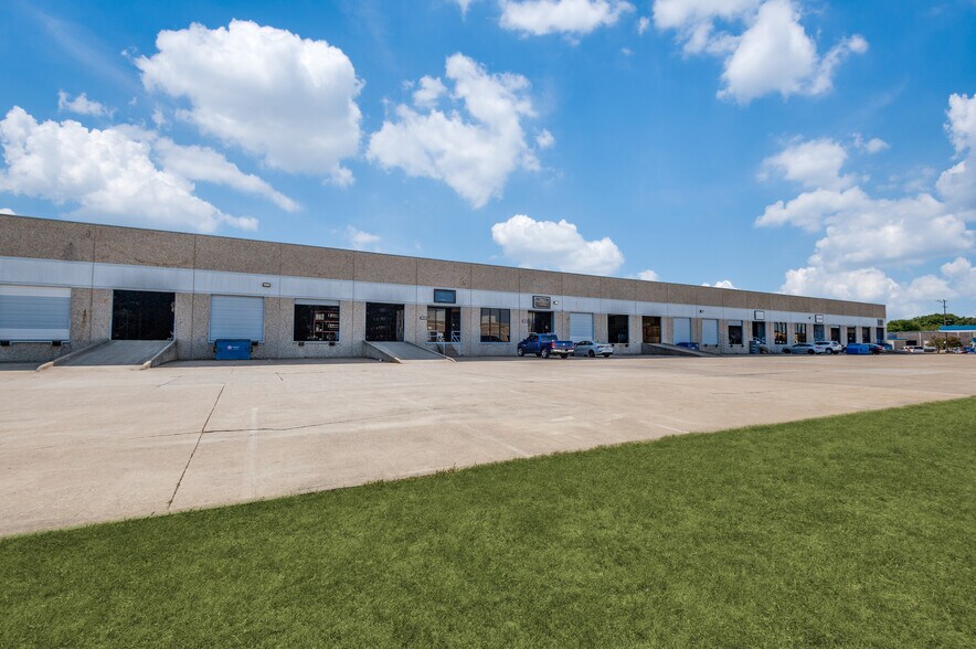 More Photos Of 1922-1938 N Great Southwest Pky, Grand Prairie Distribution For Lease